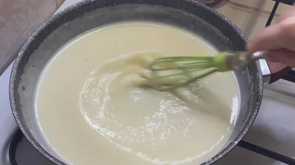 Mélanger Beurre Fondu Crème Sure Dans Une Poêle Sur Cuisinière — Photo