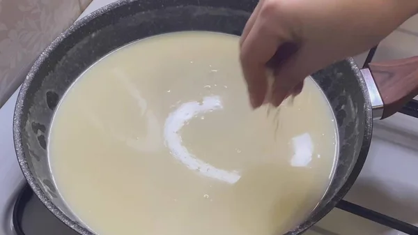 Mezclar Mantequilla Derretida Crema Agria Una Sartén Estufa Primer Plano —  Fotos de Stock