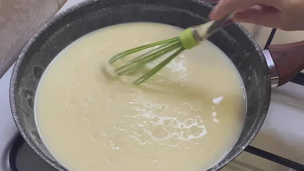 Schmelzende Butter Saure Sahne Einer Pfanne Auf Dem Herd Verrühren — Stockfoto