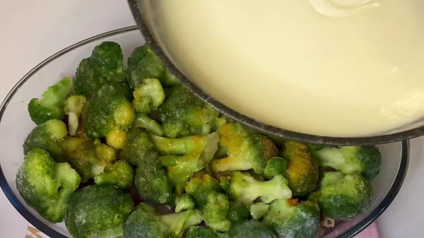 Brocoli Vert Légumes Sur Une Assiette Transparente Sauce Crème Sure — Photo