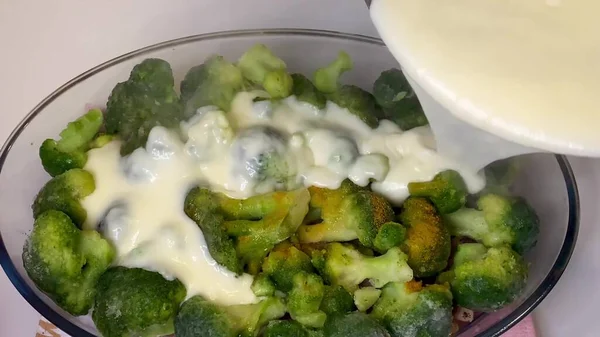 Πράσινα Μπρόκολα Λαχανικά Διάφανο Πιάτο Σάλτσα Ξινής Κρέμας Σαλάτα Πράσινα — Φωτογραφία Αρχείου