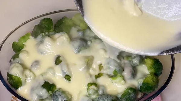 Brocoli Vert Légumes Sur Une Assiette Transparente Sauce Crème Sure — Photo