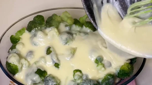Brocoli Vert Légumes Sur Une Assiette Transparente Sauce Crème Sure — Photo