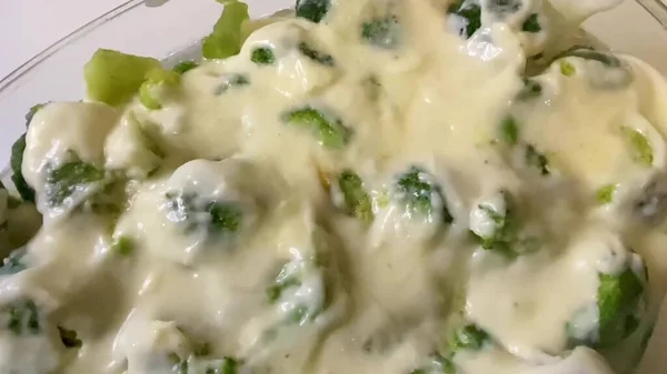 Brocoli Vert Légumes Sur Une Assiette Transparente Sauce Crème Sure — Photo