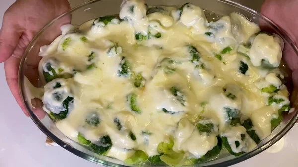 Πράσινα Μπρόκολα Λαχανικά Διάφανο Πιάτο Σάλτσα Ξινής Κρέμας Σαλάτα Πράσινα — Φωτογραφία Αρχείου