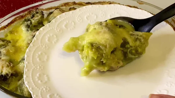 Brocoli Vert Légumes Sur Une Assiette Transparente Sauce Crème Sure — Photo