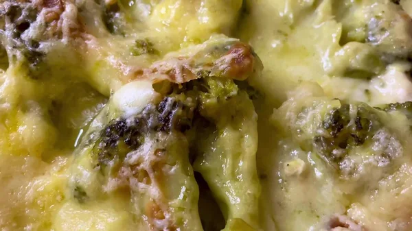 Brocoli Vert Légumes Sur Une Assiette Transparente Sauce Crème Sure — Photo