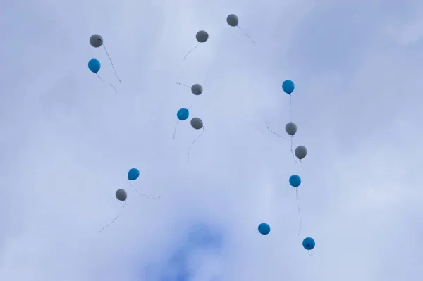 Durante Vacanza Bambini Esprimono Desideri Rilasciano Palloncini Volo Libero Nel — Foto Stock