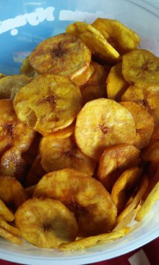 Lezzetli bir kase lezzetli muz cipsi.