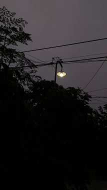 Sabahları sokak lambası. Güneş henüz doğmamışken.