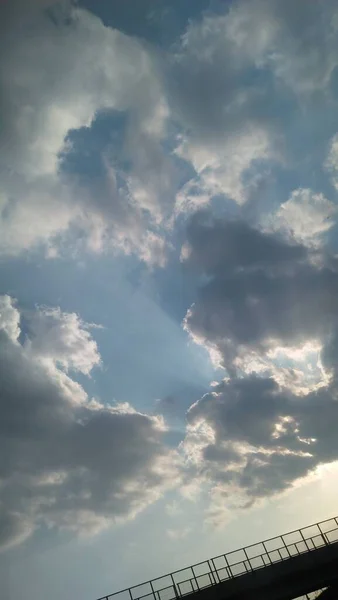 Gün Boyunca Mavi Gökyüzünün Fotoğrafı Çok Güzel — Stok fotoğraf