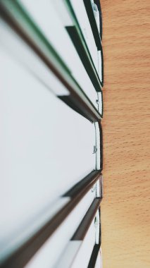 Ahşap bir masanın üzerinde birkaç kitabın dikenleri.