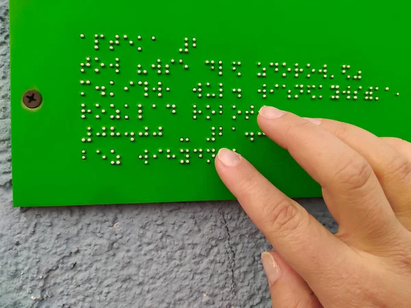 Kvinnan Läser Grön Blindskrift Skylt Utomhus Närbild Kvinnas Hand Läser — Stockfoto
