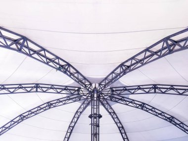 Örümcek benzeri hafif bir çadır için metal bağlama sistemi, alt manzara. Gözler için yanılsama