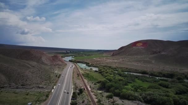 Une Voiture Conduisant Sur Une Autoroute Kirghizistan Long Chemin Fer — Video