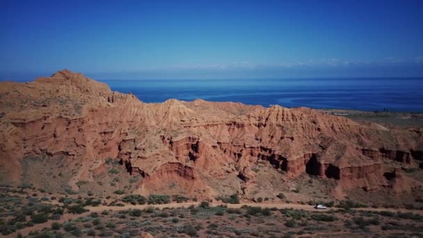 Coche Que Conduce Largo Costa Del Lago Issyk Kul Kirguistán — Vídeos de Stock