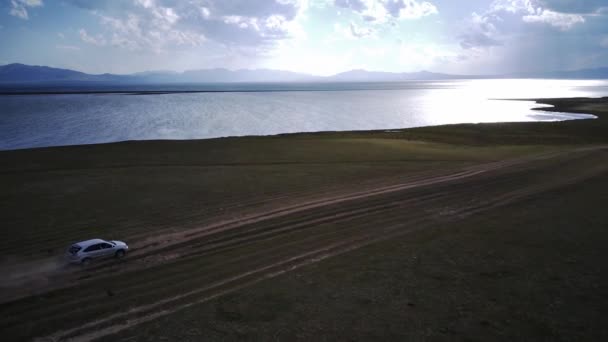 Egy Autó Halad Epikus Kilátás Egy Legendás Hegyi Kirgizisztánban — Stock videók