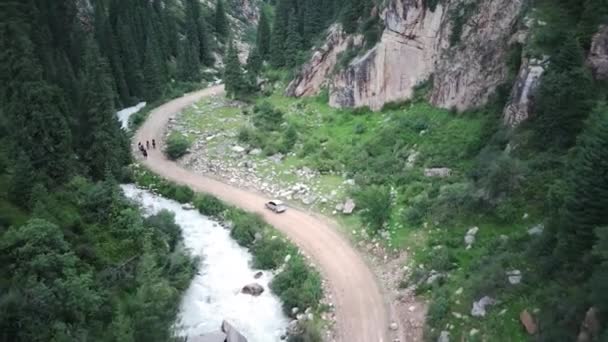 Une Voiture Est Suivie Par Hélicoptère Passant Une Rivière Sauvage — Video