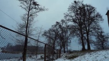 Ukrayna köyünün kıyısındaki üç yüz yıllık Katolik kilisesi.