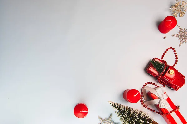 Świąteczna Kompozycja Tło Boże Narodzenie Pudełko Prezentami Czerwony Pickup Trailer — Zdjęcie stockowe