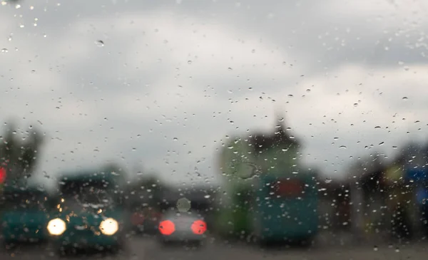 车窗城市灯光雨滴 模糊的背景秋天冬季彩霞玻璃 — 图库照片