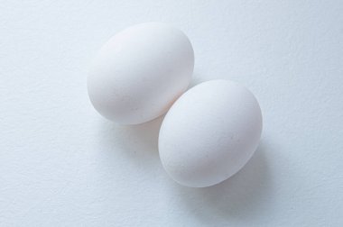 iki yumurta beyaz zemin üzerine beyaz