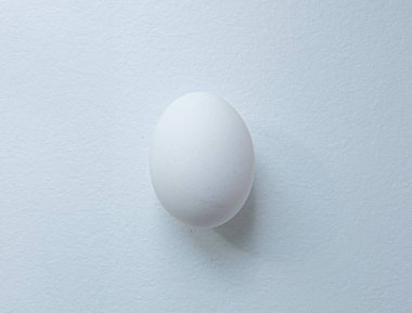 Beyaz arka planda beyaz yumurta