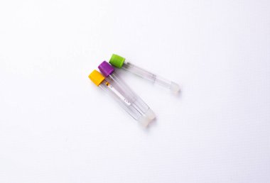 Tahsilat için üç vakum tüpü ve laboratuvar için mavi arka planda kan örnekleri