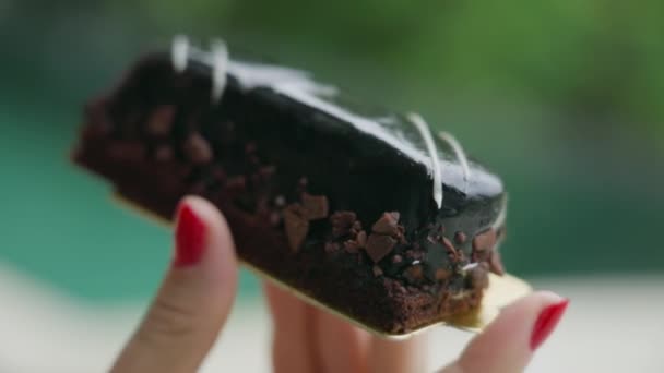 Parlak Kırmızı Manikürlü Bir Kızın Elinde Çikolata Kahve Parçacıklarıyla Kaplanmış — Stok video