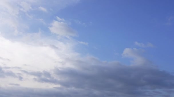 Ein Zeitintervall von blauem Himmel und bewegten luftigen weißen Wolken. Texturen weißer Wolken bilden sich vor blauem Himmel. Schöner Zeitraffer am Himmel bei Sonnenuntergang. Faszinierende Wolkenbildung in der Atmosphäre — Stockvideo