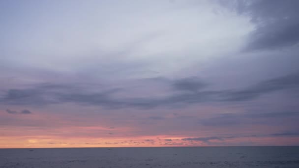 Un laps de temps pittoresque et coloré du paysage marin de l'océan, un coucher de soleil orange vif et un ciel nocturne violet. Un moment unique du ciel nocturne avec des nuages qui se transforment en nuit. Indonésie Bali île — Video