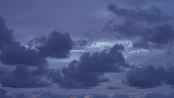 Timelaps del cielo azul de la noche con nubes púrpuras flotando a través del cielo, destellos brillantes de aviones voladores. Un paisaje celestial pasando del crepúsculo a la noche. Nubes oscuras en movimiento rápido. — Vídeo de stock