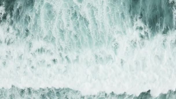 Incrível textura bonita de ondas do oceano com lavagem branca.Imagens aéreas vista superior da maré do mar fabuloso em um dia tempestuoso. A filmar drones a rebentar com espuma no oceano Índico. Grande inchaço em Bali. — Vídeo de Stock