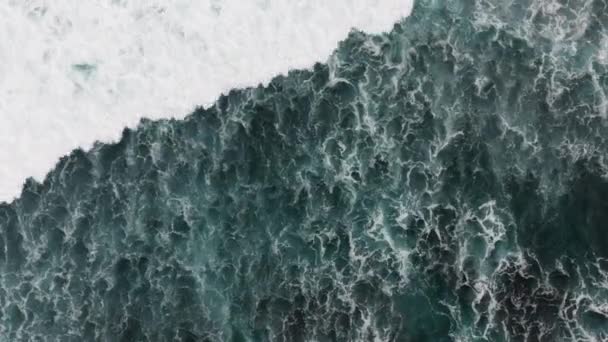 Bela textura de ondas oceânicas de grande potência com lavagem branca.Imagens aéreas de vista superior da fabulosa maré marinha em um dia tempestuoso. A filmar drones a rebentar com espuma no oceano Índico. Grande inchaço em Bali. — Vídeo de Stock