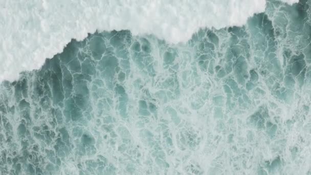 Textura top shot de ondas oceânicas de grande potência com lavagem branca.Imagens aéreas de vista superior da fabulosa maré marinha em um dia tempestuoso. A filmar drones a rebentar com espuma no oceano Índico. Grande inchaço em Bali. — Vídeo de Stock