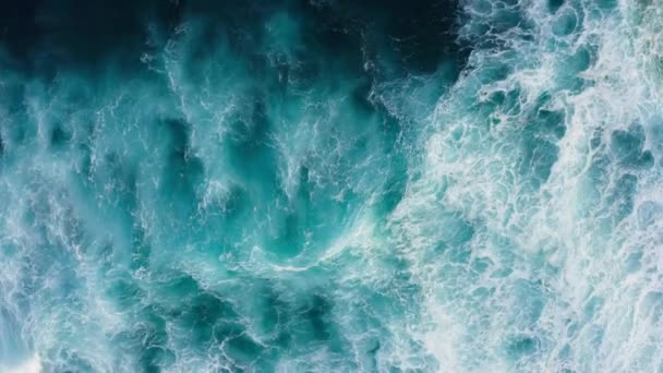 Tekstur yang indah dari kekuatan besar gelombang laut gelap dengan pencucian putih. pemandangan atas udara dari air pasang yang menakjubkan pada hari badai. Drone film melanggar surfing dengan busa di laut India. Gelombang besar di Bali — Stok Video