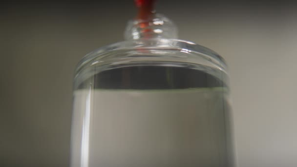 Parfümeur gießt Tropfen öligen Duftes in Parfüm in eine Glasflasche. Prozess der Erzeugung von exquisiten Geruch mit Orangenessenz und Parfüm-Extrakt-Duft. — Stockvideo