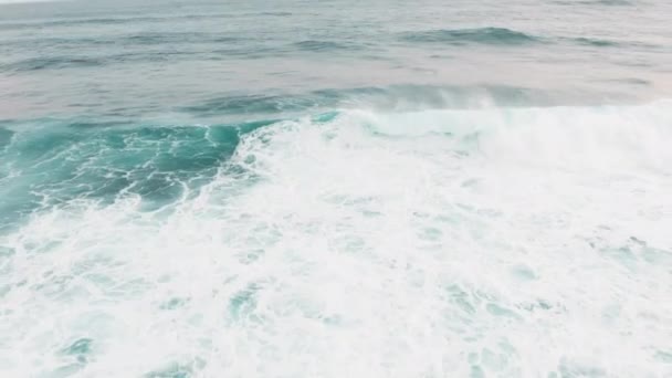 Το drone πετάει μακριά από το κύμα συντριβής και ανοίγει μια πανοραμική θέα του ωκεανού με πολλά κύματα. Όμορφο δυναμικό βίντεο κυμάτων στον Ινδικό Ωκεανό. Θαλάσσια κάπα. Θάλασσα surf και στο νησί του Μπαλί — Αρχείο Βίντεο