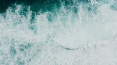 Fırtınalı bir günde, büyük okyanus dalgalarını beyaz yıkama ile zumlayın. Drone Hint Okyanusu 'nda köpükle sörf yaparken çekim yapıyor. Bali 'de büyük dalga.