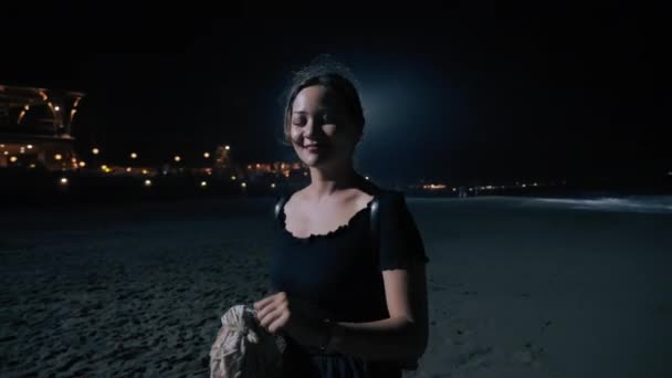 아시아 여성 연휴 제작자 가 바다에서 야간 해변에서 춤을 추고 있습니다. 휴가중인 한 젊은 여성 이 바닷가 빗 근처에서 불을 밝히며 현대 춤을 추고 있습니다. 보름달 파티. 발리 섬. 픽셀 질감. — 비디오