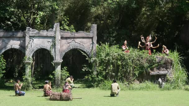 Bali, Indonesia - 26 de febrero de 2022: ceremonia tradicional balinesa con danza de mujer. disfrazado de diosa con muchas manos y personas rezando. Viajar y explorar la cultura balinesa y los ritos hindúes — Vídeo de stock
