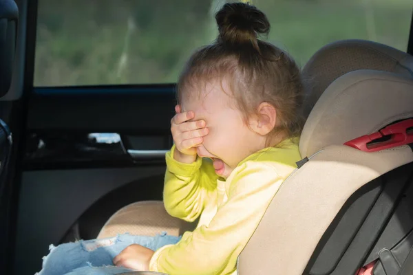 Yol güvenliği. Çocuklar araba koltuğunda..
