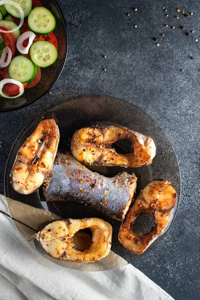 Kızarmış balık sebzeli yemek hazırladı.