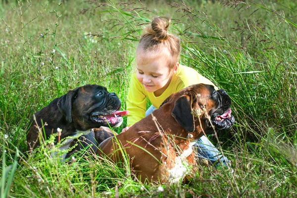 Evcil hayvanları ve köpekleri olan çocuklar için açık hava oyunları — Stok fotoğraf