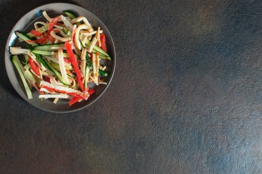 Sağlıklı beslenme. Deniz ürünleri ve taze sebze salatası.