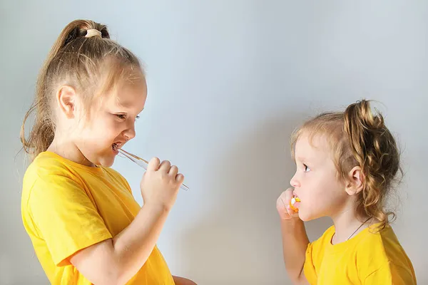 Çocuklar. Hijyen, dişlerinizi fırçalayın.