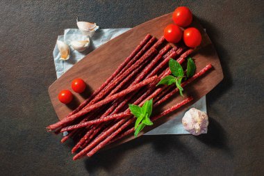 İştah açıcı ince tütsülenmiş sosisler.