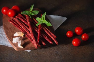 İştah açıcı ince tütsülenmiş sosisler.