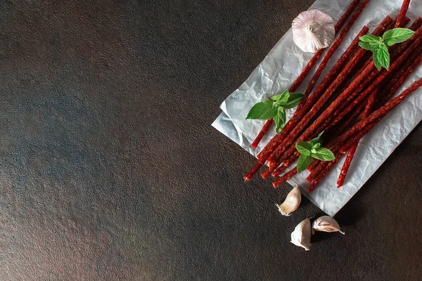 İştah açıcı ince tütsülenmiş sosisler.