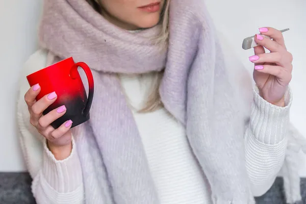 Mevsimsel soğuk algınlığı konsepti, hasta insanlar, tedavi gören kız